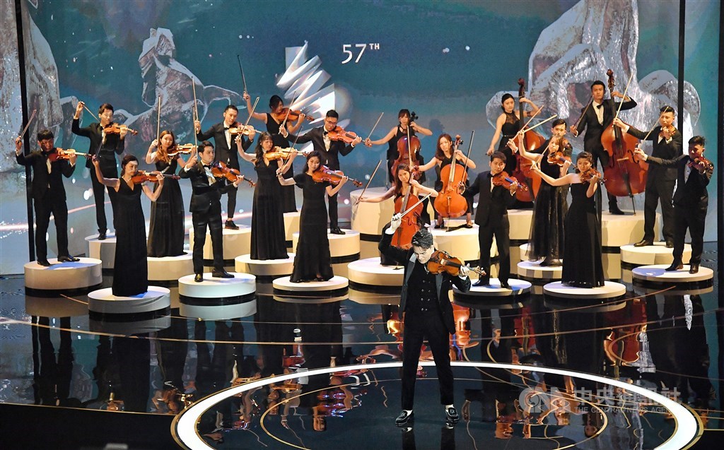 Violinist Ray Chen (front) leads the performance to open the awards ceremony. CNA photo Nov. 21, 2020