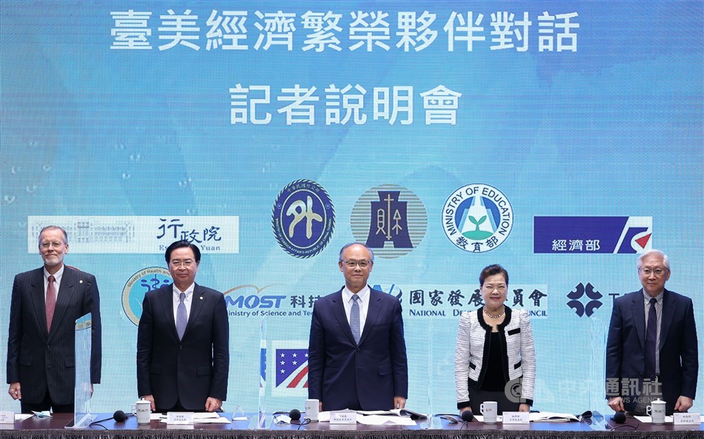 From left to right: AIT Director Brent Christensen, Foreign Minister Joseph Wu, Minister without Portfolio John Deng, Minister of Economic Affairs Wang Mei-hua and Minister of Science and Technology Tsung-tsong at a press conference in Taipei. CNA photo Nov. 21, 2020