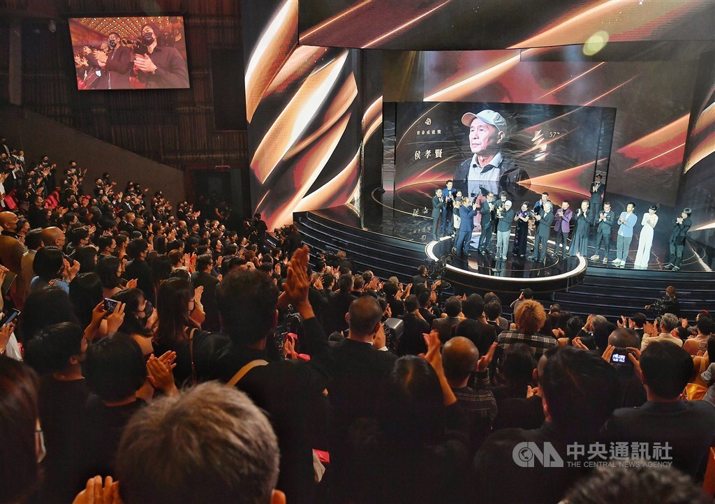 Life Achievement Award recipient, director Hou Hsiao-hsien receives a standing ovation. CNA photo Nov. 21, 2020