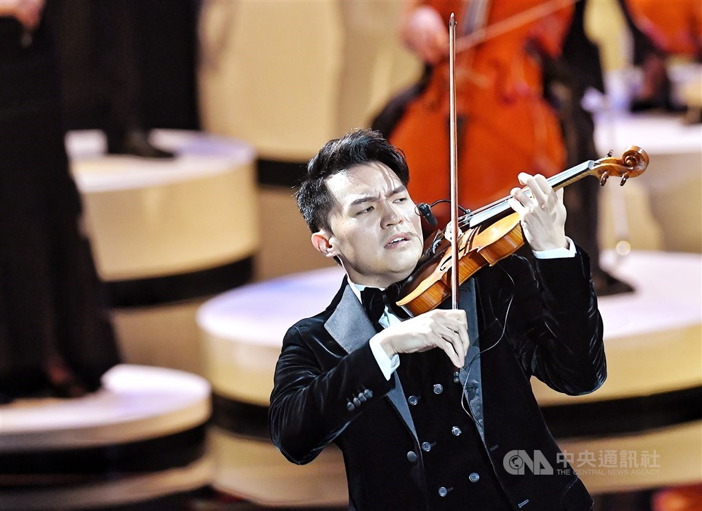 Violinist Ray Chen performs to open the awards ceremony. CNA photo Nov. 21, 2020