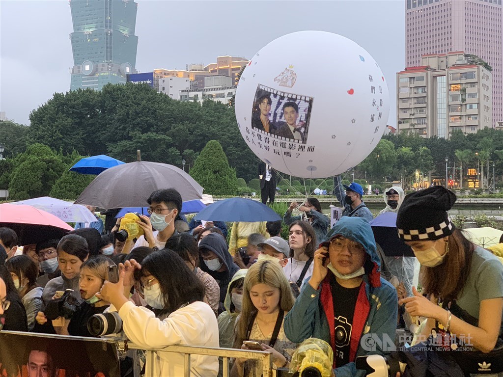 Fans gather outside the National Sun Yat-sen Memorial Hall to see starts on the red carpet. CNA photo Nov. 21, 2020