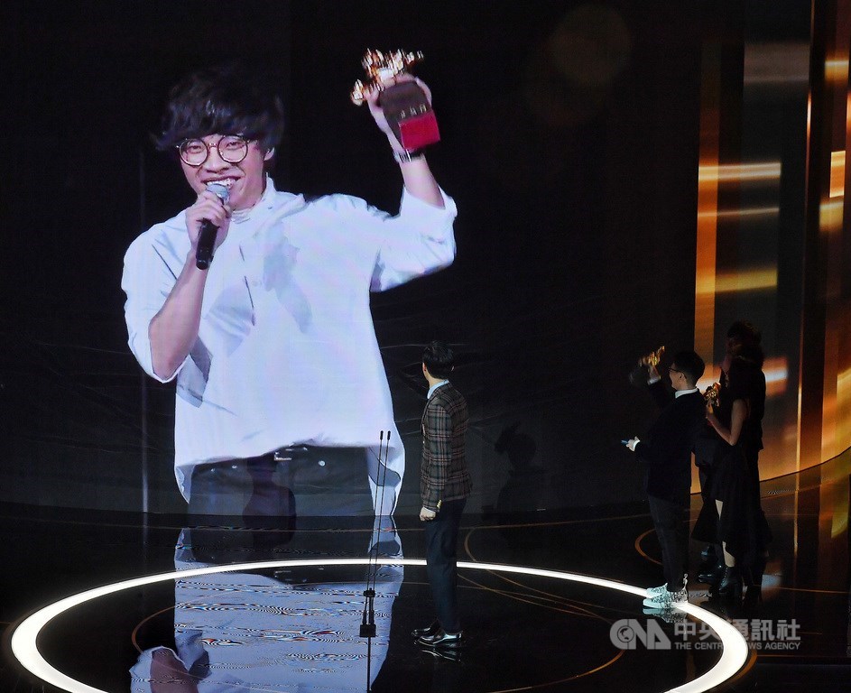Singer Crowd Lu, who is in Kaohsiung, receives the award for best original film song. CNA photo Nov. 21, 2020