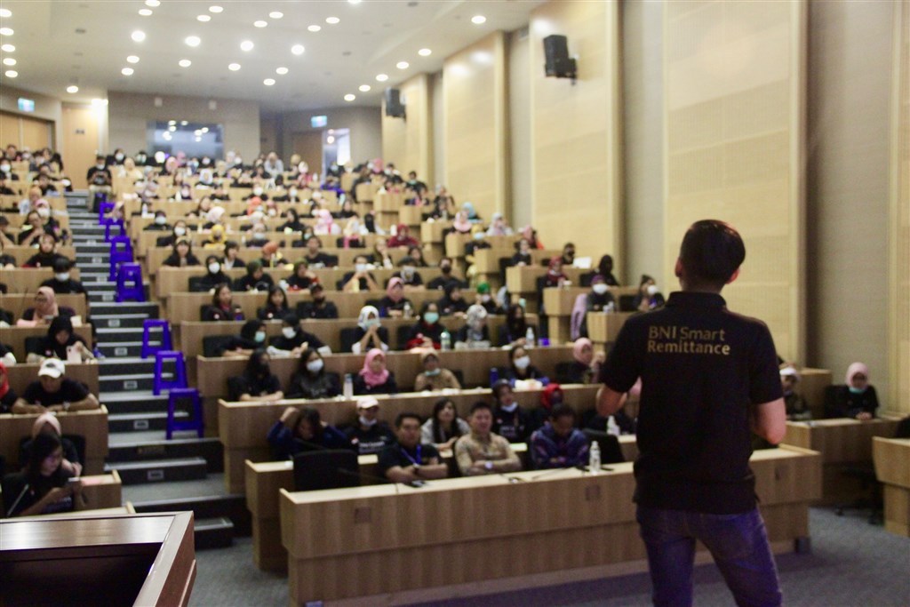 Online business workshop for Indonesian migrant workers / Photo courtesy of BNI