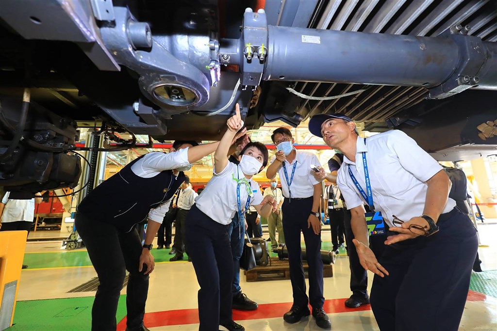 Taichung Mayor Lu Shiow-yen (center) inspect the malfunctioned part of the train. Photo courtesy of the Taichung City government