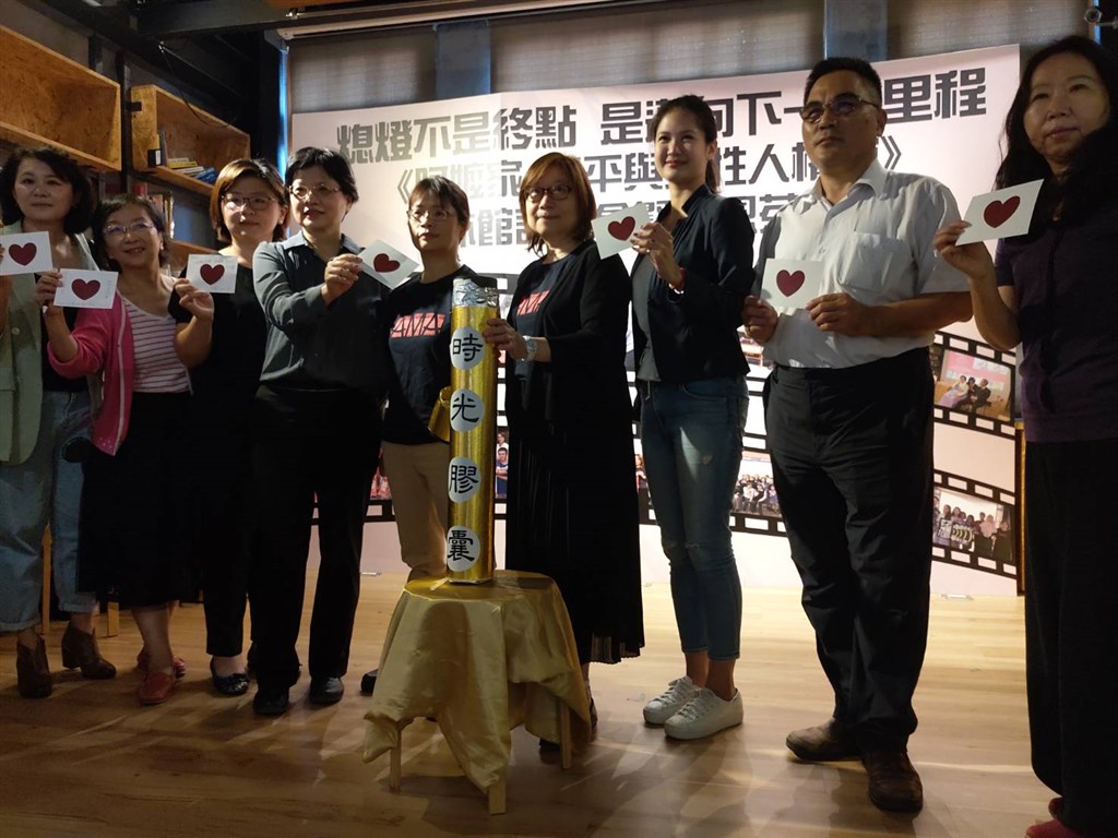 TWRF Executive-Director Tu Ying-chiu (fifth left) and Taipei City Councilor Lin Liang-chun (third right)