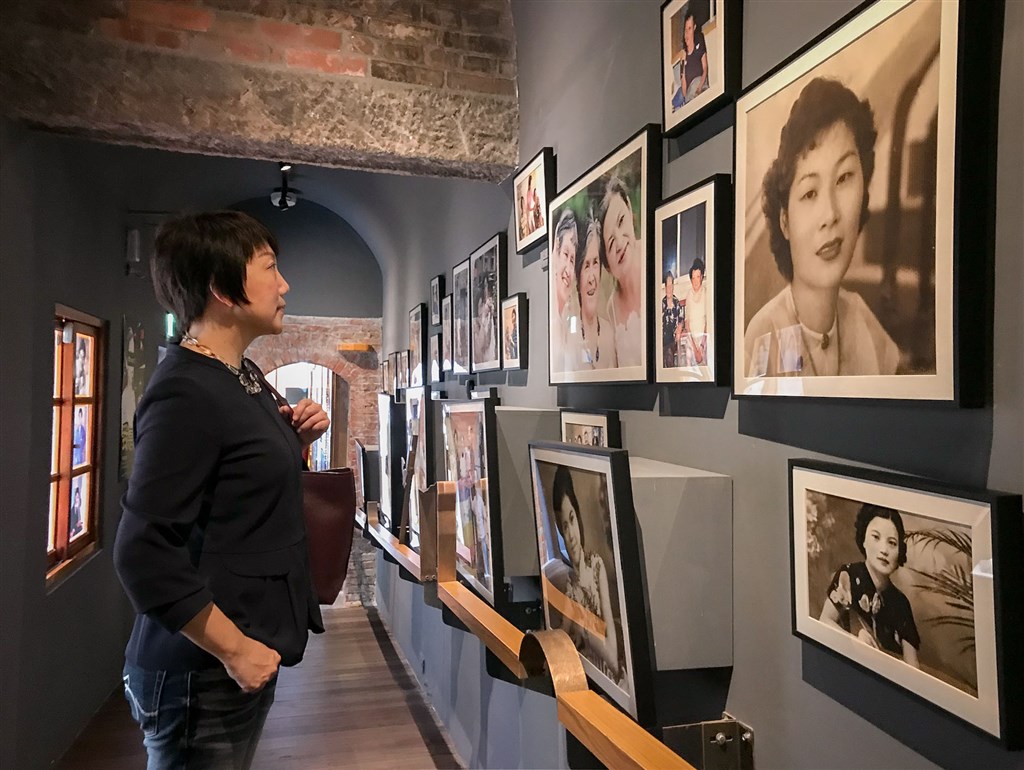 Legislator Fan Yun (left) visits the Ama Museum (Photo courtesy of Fan Yun