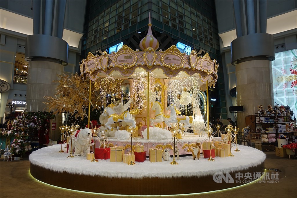 One of the Christmas displays in the Taipei 101 mall. CNA photo Dec. 4, 2020