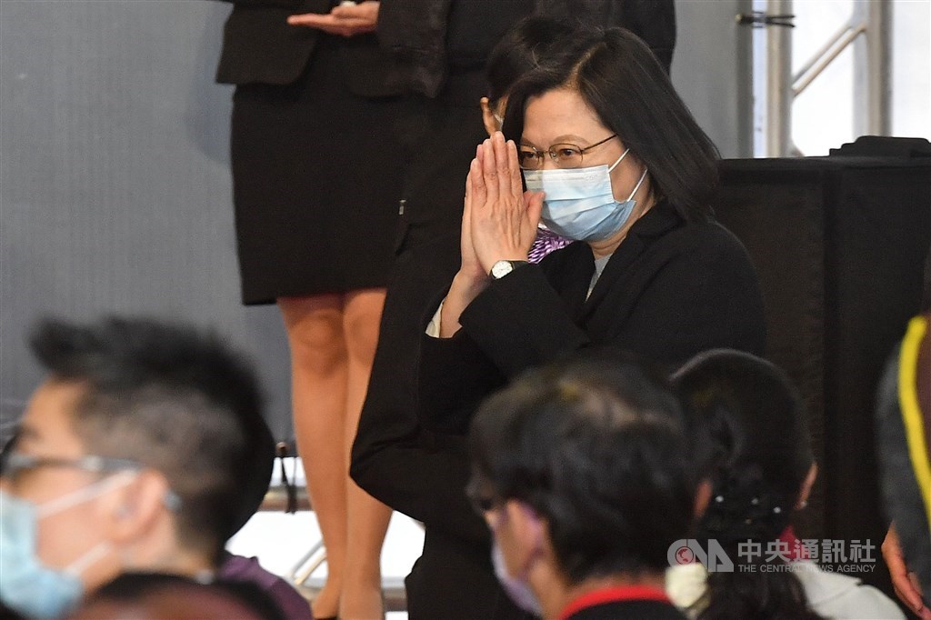 President Tsai Ing-wen greets guests attending the event in New Taipei. CNA photo Dec. 5, 2020