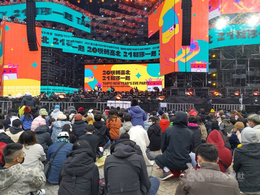 Thousands brave cold weather for New Year's Eve countdown in Taipei - Vimarsana News