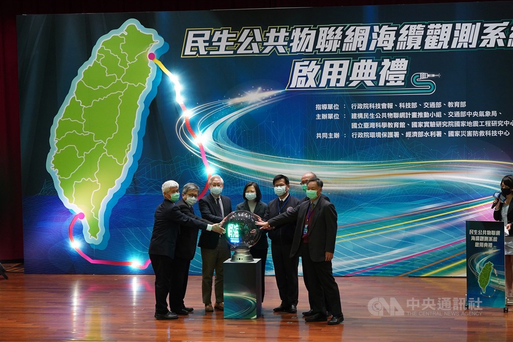 President Tsai Ing-wen (蔡英文, center) / CNA photo Dec. 31, 2020