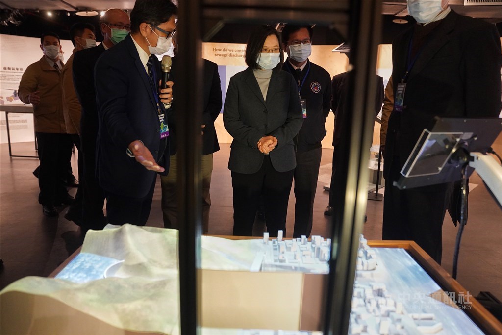 President Tsai looks at a model scale of the undersea cable network / CNA photo Dec. 31, 2020