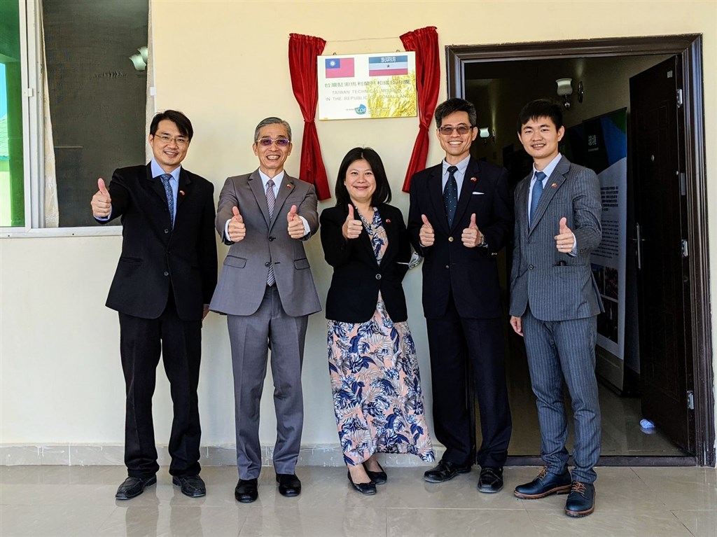 Mars Shiue (second right) poses for a photo with Taiwan