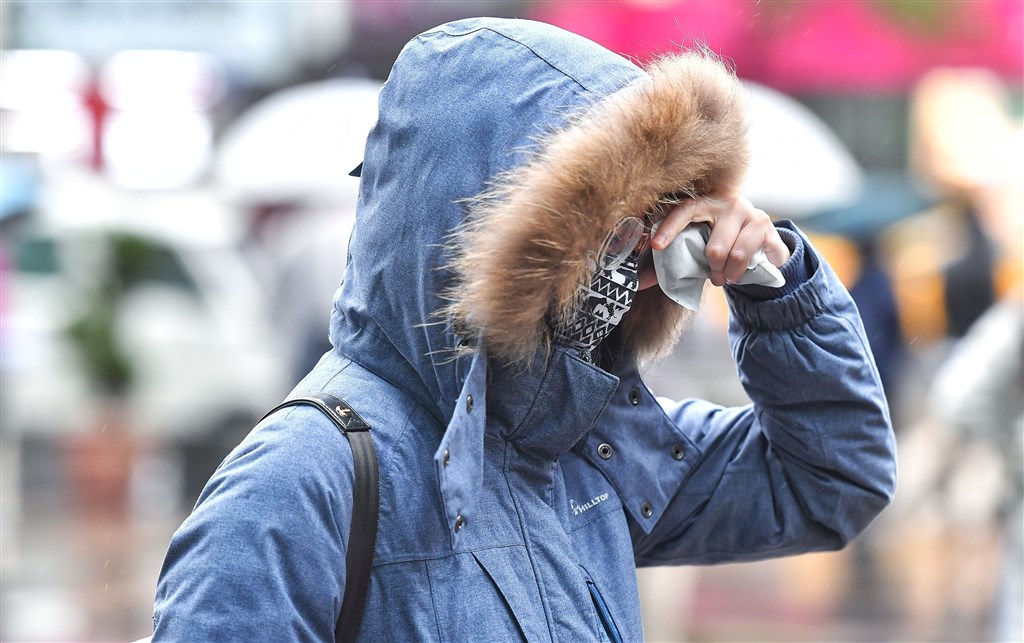 A pedestrian in Taipei. CNA photo Jan. 8, 2021