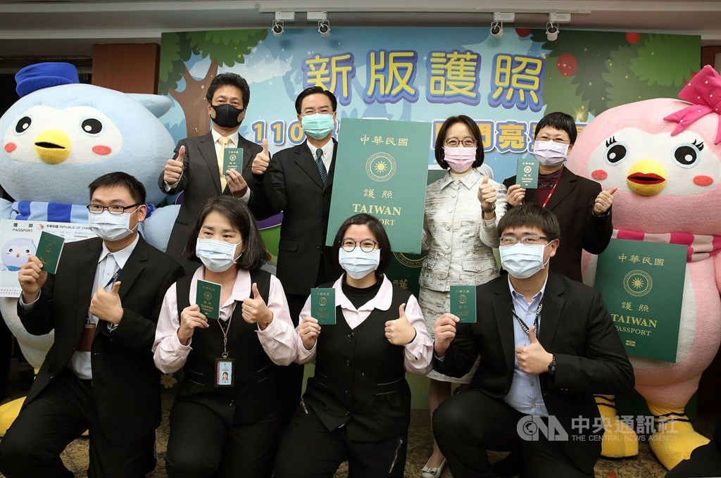 Foreign Minister Joseph Wu (吳釗燮, standing, second left) and his staff pose with Taiwan