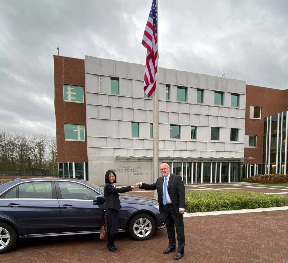 Taiwan Representative Chen Hsing-hsing (陳欣新, left) and Ambassador Peter Hoekstra (right) / Photo taken from: facebook.com/Taiwan.in.the.Netherlands