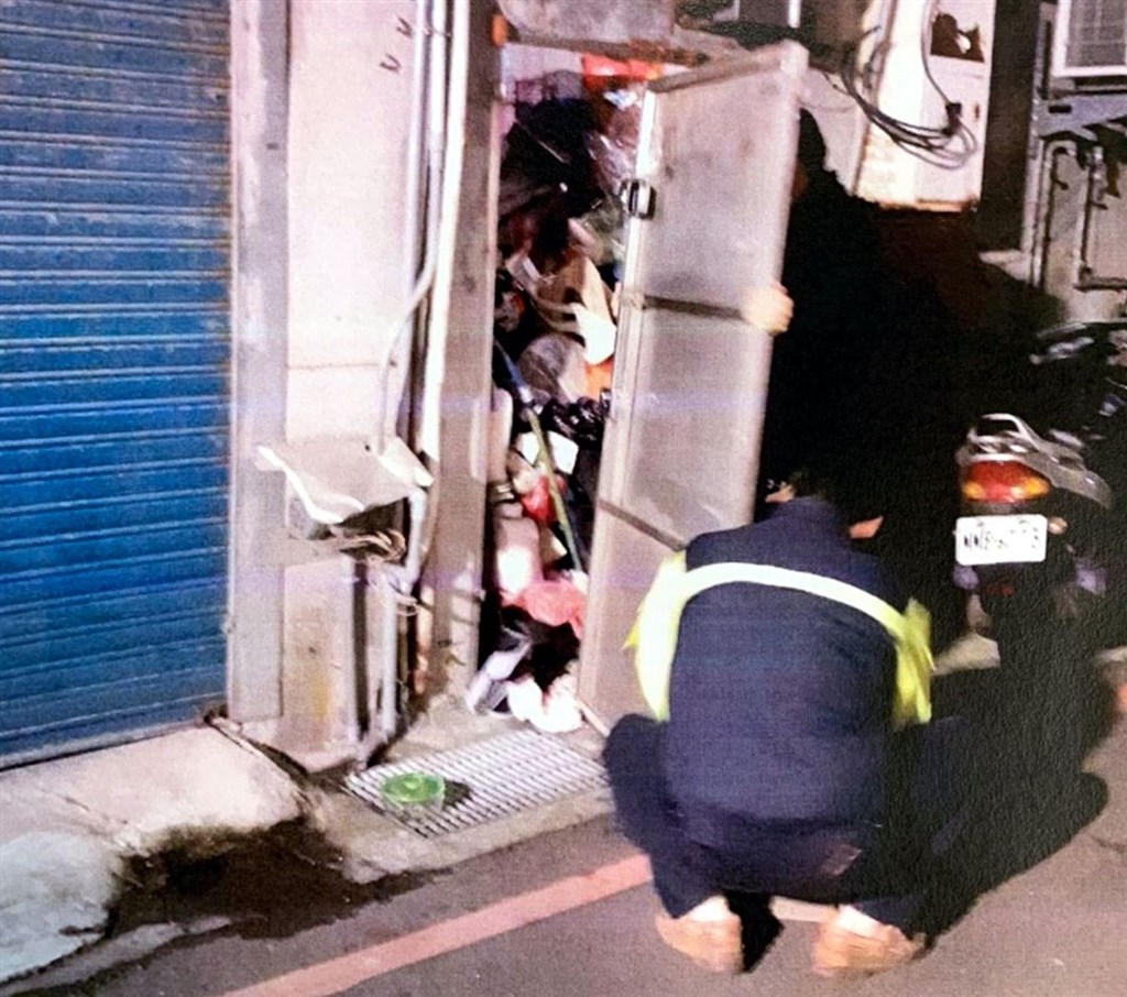 A residence in Yonghe District in New Taipei where a boy had been kept and not allowed to leave for years was found by police on Saturday to be a mess and have a foul odor. Photo courtesy of New Taipei City government