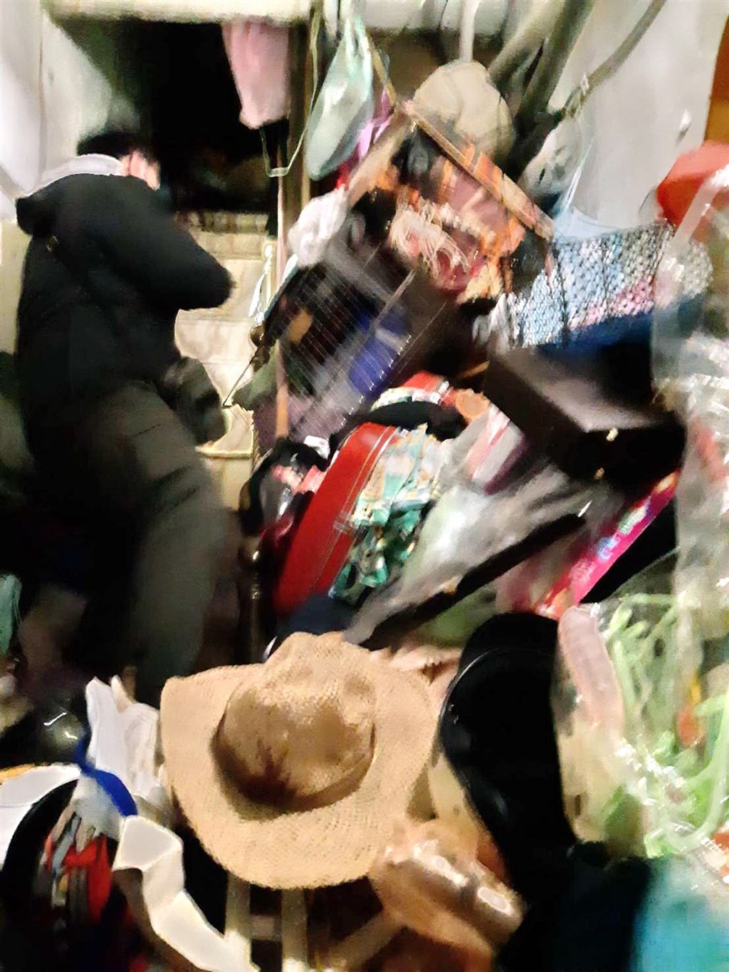 A policeman investigates a residence in Yonghe District in New Taipei on Saturday where a boy was kept and not allowed to leave for years. Photo courtesy of New Taipei City government