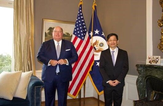 Edward McMullen (left), U.S. ambassador to Switzerland and Liechtenstein, and David Huang, chief of the Taipei Economic and Cultural Office in Switzerland. Photo taken from U.S. Embassy Bern (@USEmbassyBern)
