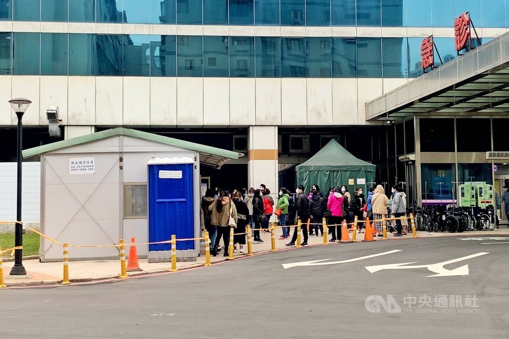 People line up outside of Taoyuan General Hospital to be tested for COVID-19. CNA photo Jan. 24, 2021