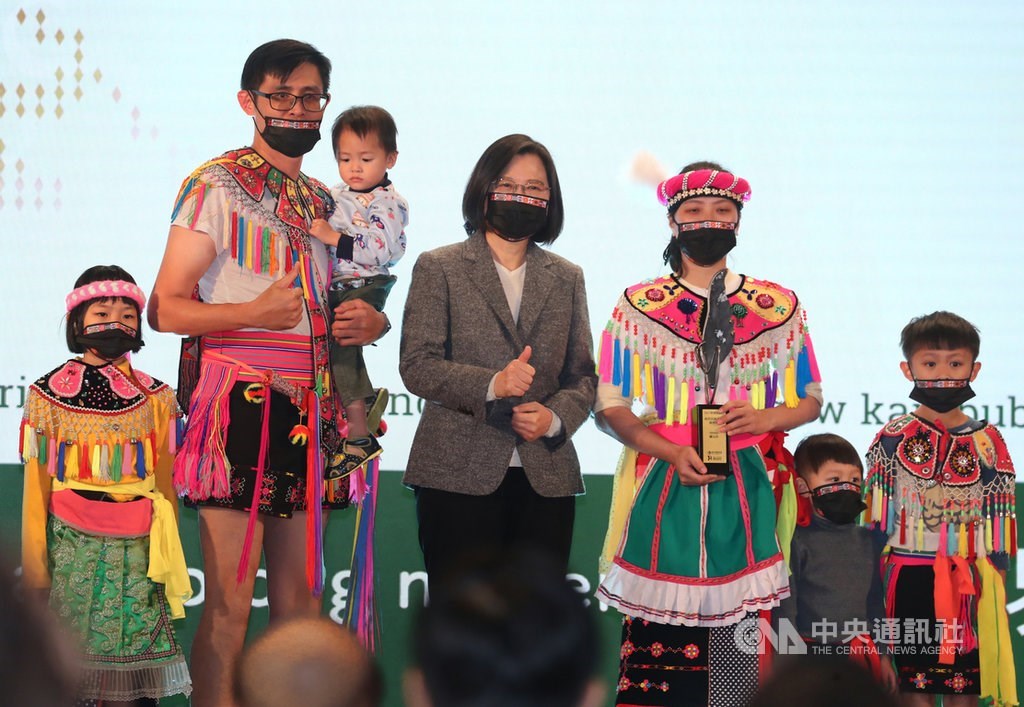 President Tsai Ing-wen (center). CNA photo Feb. 20, 2021