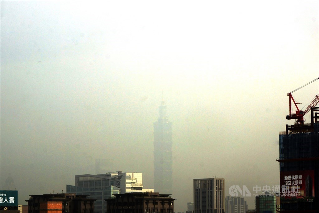Taipei 101 seen through the haze on Thursday / CNA photo Feb. 25, 2021