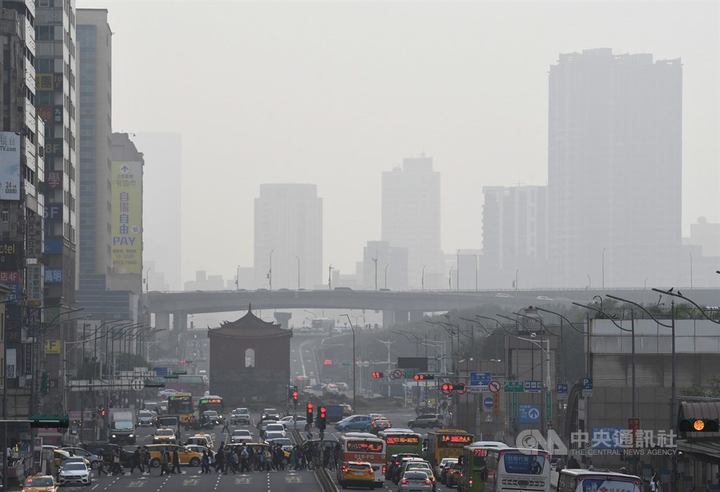 Polluted skies in front of Taipei Main Station / CNA photo Feb. 25, 2021