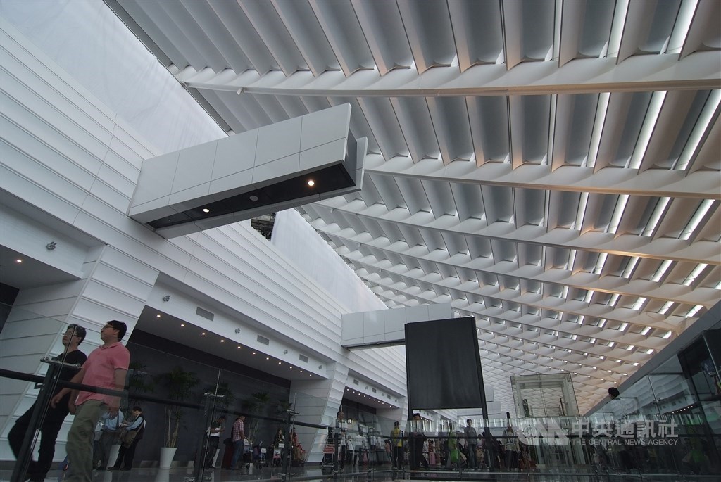 The extended foyer designed by the Japanese architect to increase space at Taiwan Taoyuan International Airport