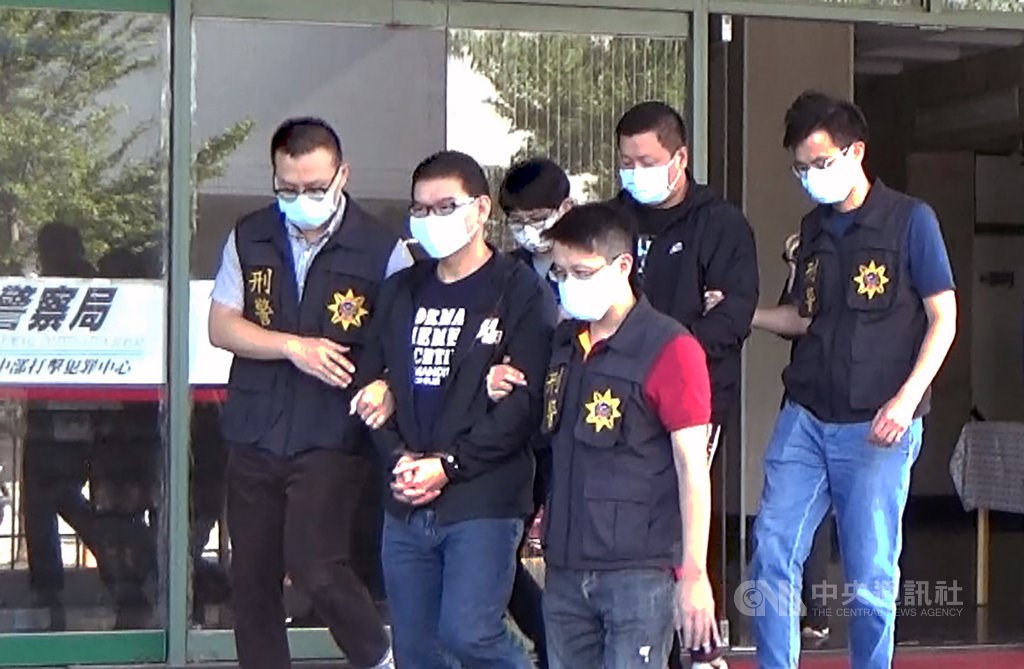 Law enforcement arresting Chuang Chou-wen in November, 2020. CNA file photo