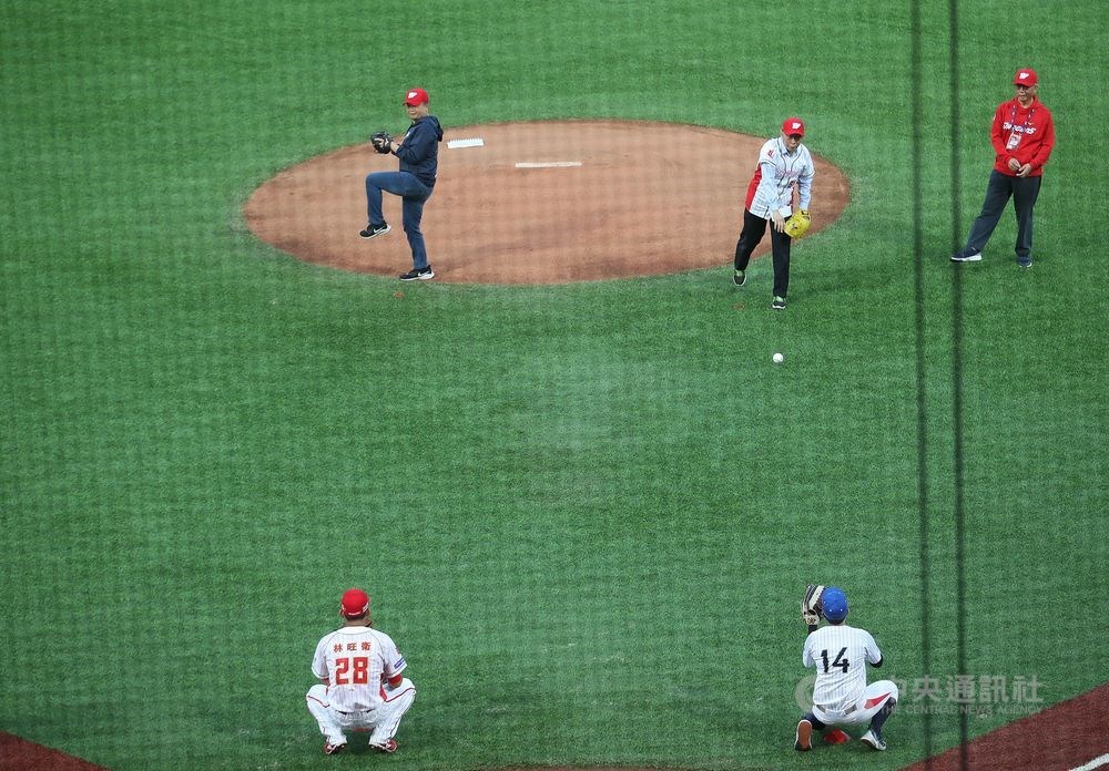 CPBL Commissioner Tsai Chi-chang (standing, left) and Taipei Mayor Ko Wen-je (standing, center). CNA photo March 26, 2021