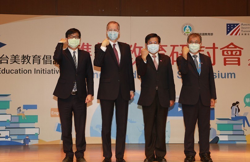 From left to right: Kaohsiung Mayor Chen Chi-mai, AIT Director Brent Christensen, Education Minister Pan Wen-chung and NSYSU President Cheng Ying-yao. Photo courtesy of NSYSU