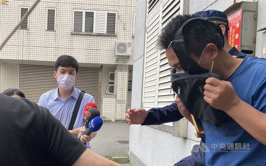 TRA contractor Lee Yi-hsiang (right) leaves the court building after posting bail. CNA photo April 3, 2021