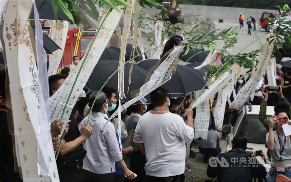 Family members of victims who died in the train crash hold a ritual to summon the lost souls at the crash site. CNA photo April 3, 2021