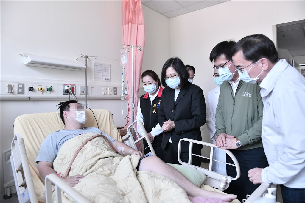 President Tsai Ing-wen (third right) annd Transportation Minister Lin Chia-lung (second right) visit an injured passenger in a hospital in Hualien on Saturday. Photo courtesy of Hualien County government