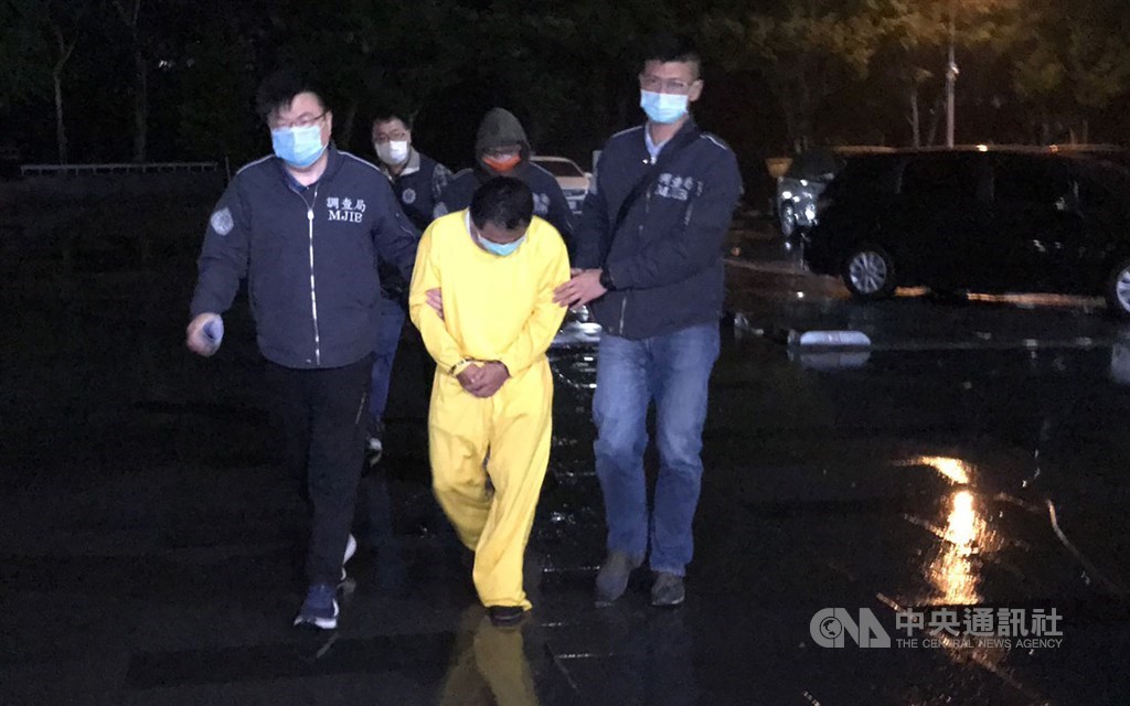 Lee Yi-hsiang (in yellow), who has been charged with negligence causing death. CNA photo April 8, 2021