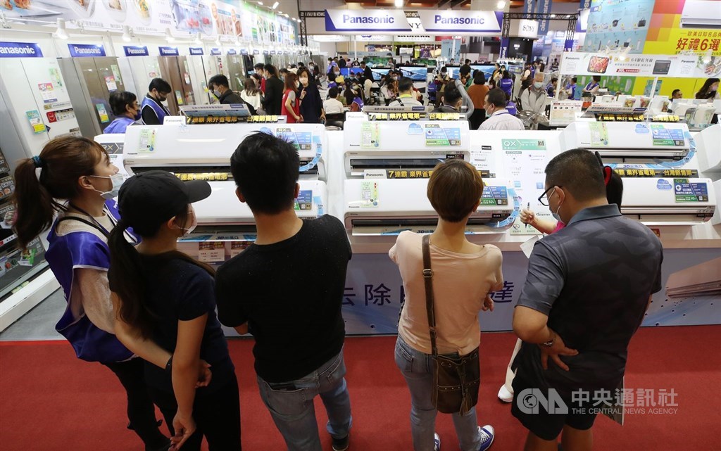 Visitors to a recent consumer electronics fair in Taipei. CNA file photo