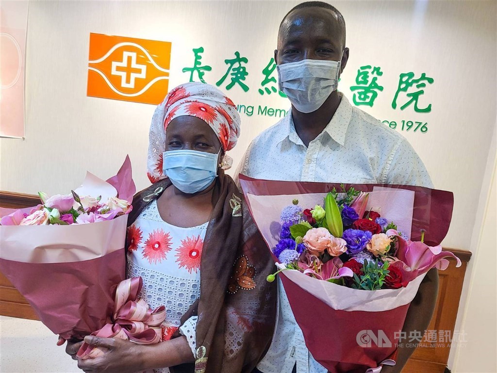 Jarjusey and his mother / CNA photo April 22, 2021