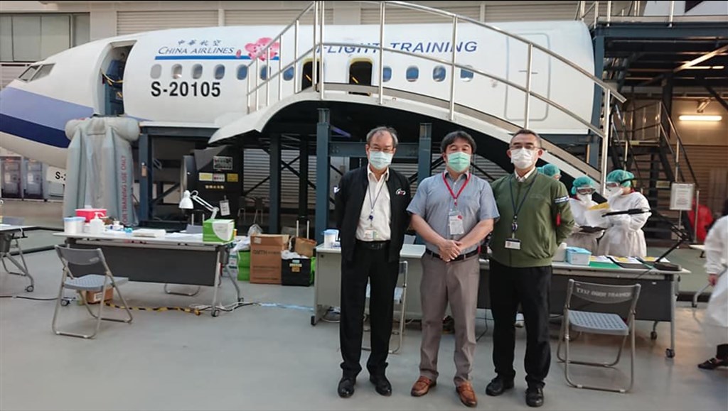 Ministry of Health and Welfare official Wang Pi-sheng (center) is pictured at the testing facility set up at China Airlines