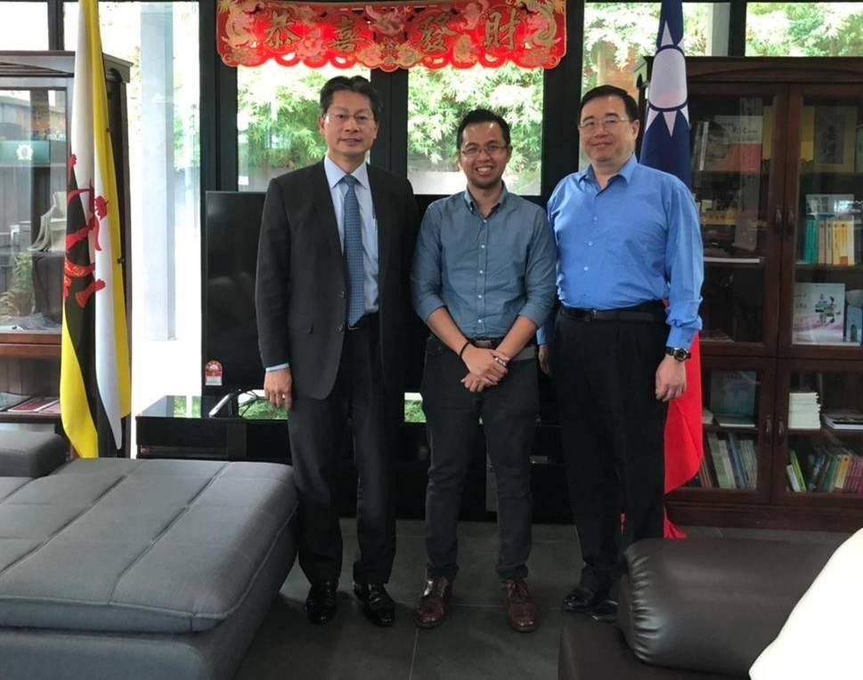 Rajazre Etim (center) and TECO Brunei head Andrew Lee (left). Photo courtesy of TECO Brunei