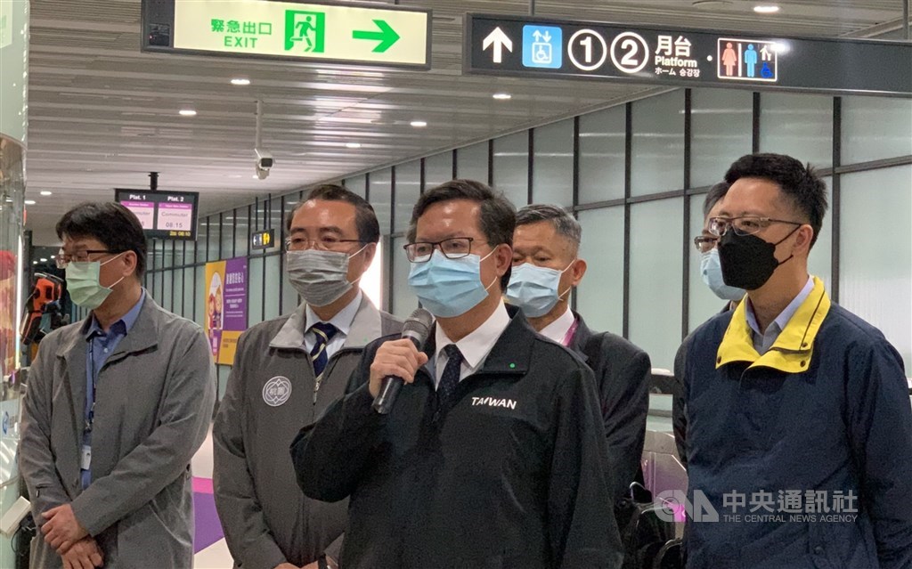 Taoyuan Mayor Cheng Wen-tsan (front, center) at the Taoyuan Airport MRT A14a station. CNA photo April 30, 2021