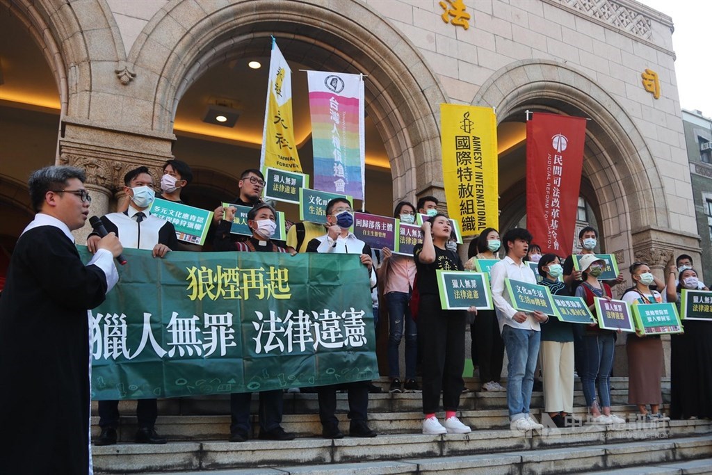 Human rights groups demonstrate outside the court building in Taipei on Friday. CNA photo May 7, 2021