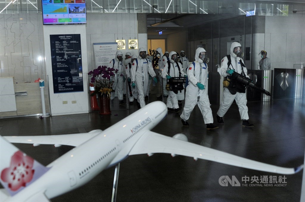 Soldiers are deployed to disinfect China Airlines headquarters in Taoyuan. CNA photo May 2, 2021