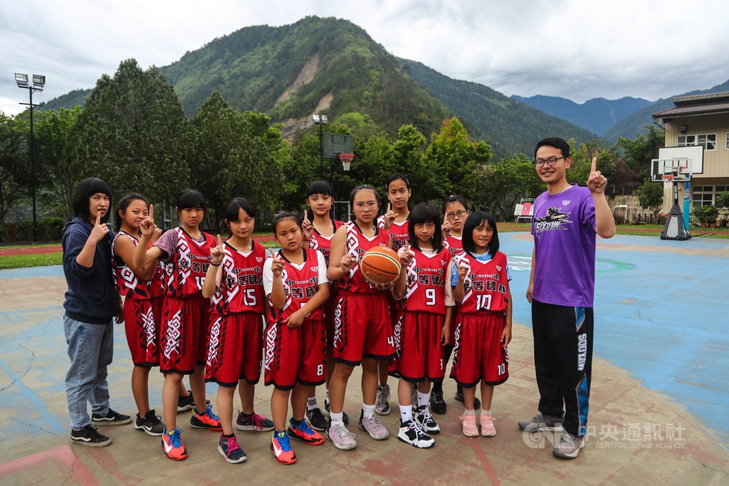 Coach Ho Ching-lung (right) and his team. CNA photo May 8, 2021