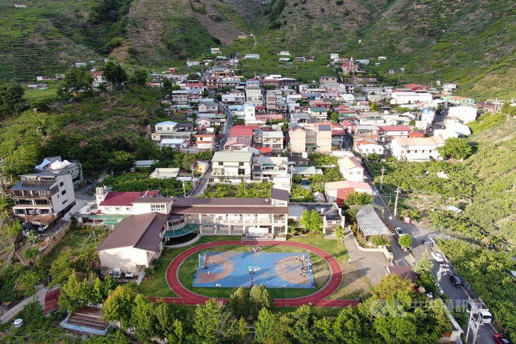 An aerial view of the school in a mountainous village in Heping District, Taichung City. CNA photo May 8, 2021