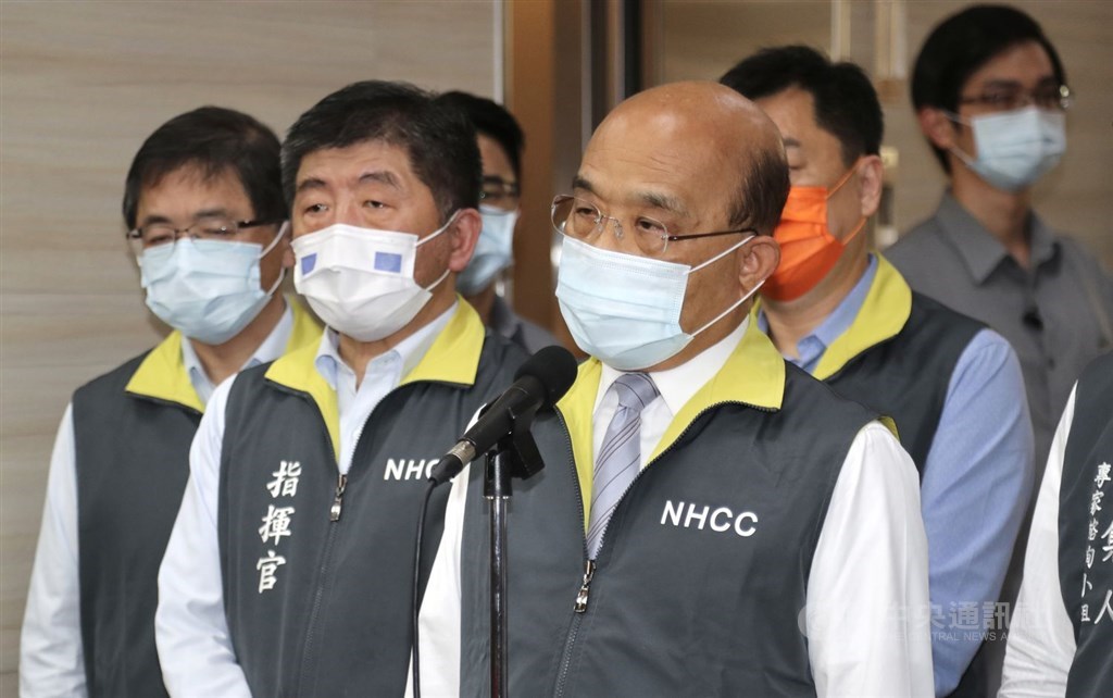 Premier Su Tseng-chang (front), accompanied by Health Minister Chen Shih-chung, urges public vigilance during a visit to the Central Epidemic Command Center. CNA photo May 11, 2021