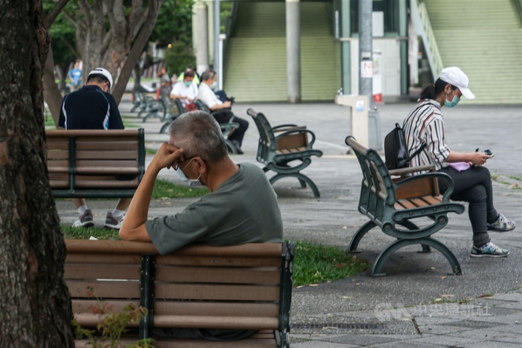 Residents in Taipei enjoy their Sunday afternoon in a local park. CNA photo May 16, 2021