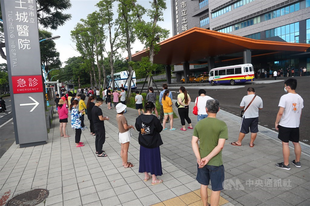 People wait outside Tucheng Hospital in New Taipei for a COVID-19 test on Wednesday. CNA photo May 19, 2021