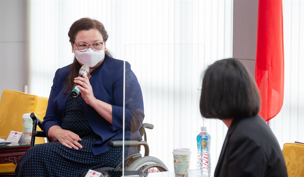 U.S. Senator Ladda Tammy Duckworth (left) speaks during the meeting with President Tsai Ing-wen (right). Photo courtesy of the Presidential Office