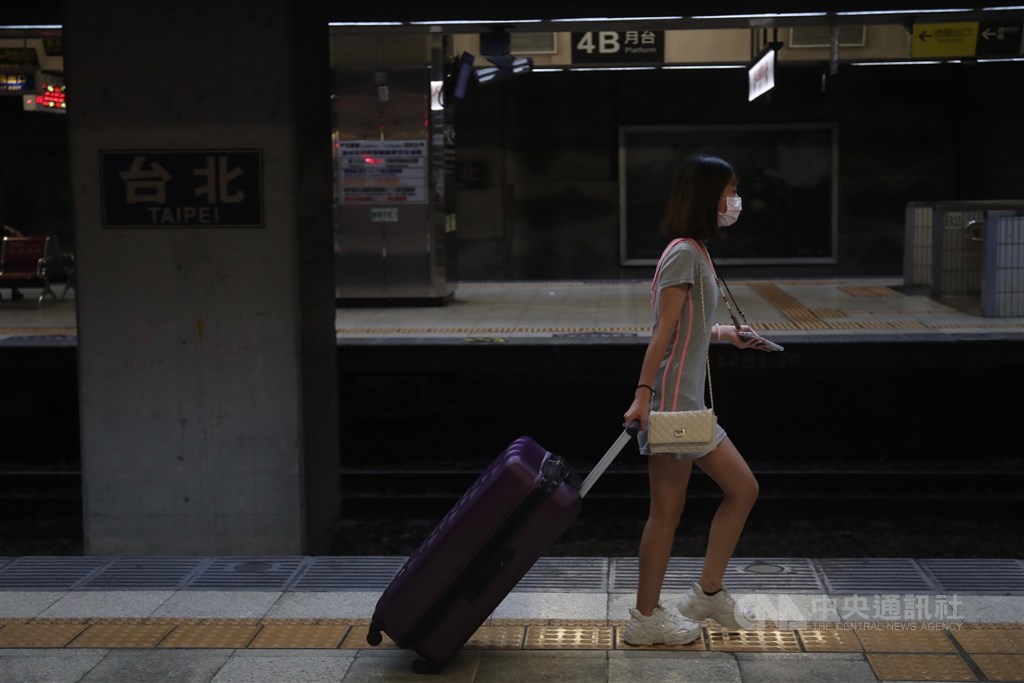 A passenger on the platform of Taipei Main Station Friday evening. CNA photo June 11, 2021