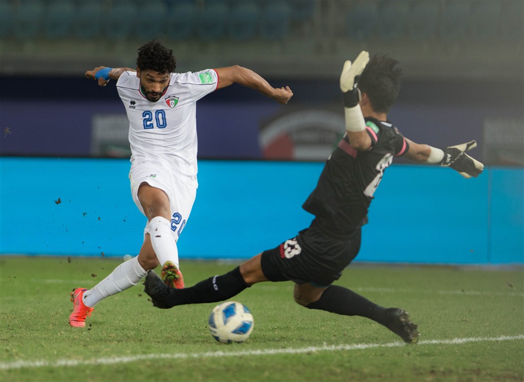 Kuwait forward Yousef Nasser (left) scores against Taiwan goalkeeper Shih Shin-an (施信安). Photo courtesy of Kuwait Football Association