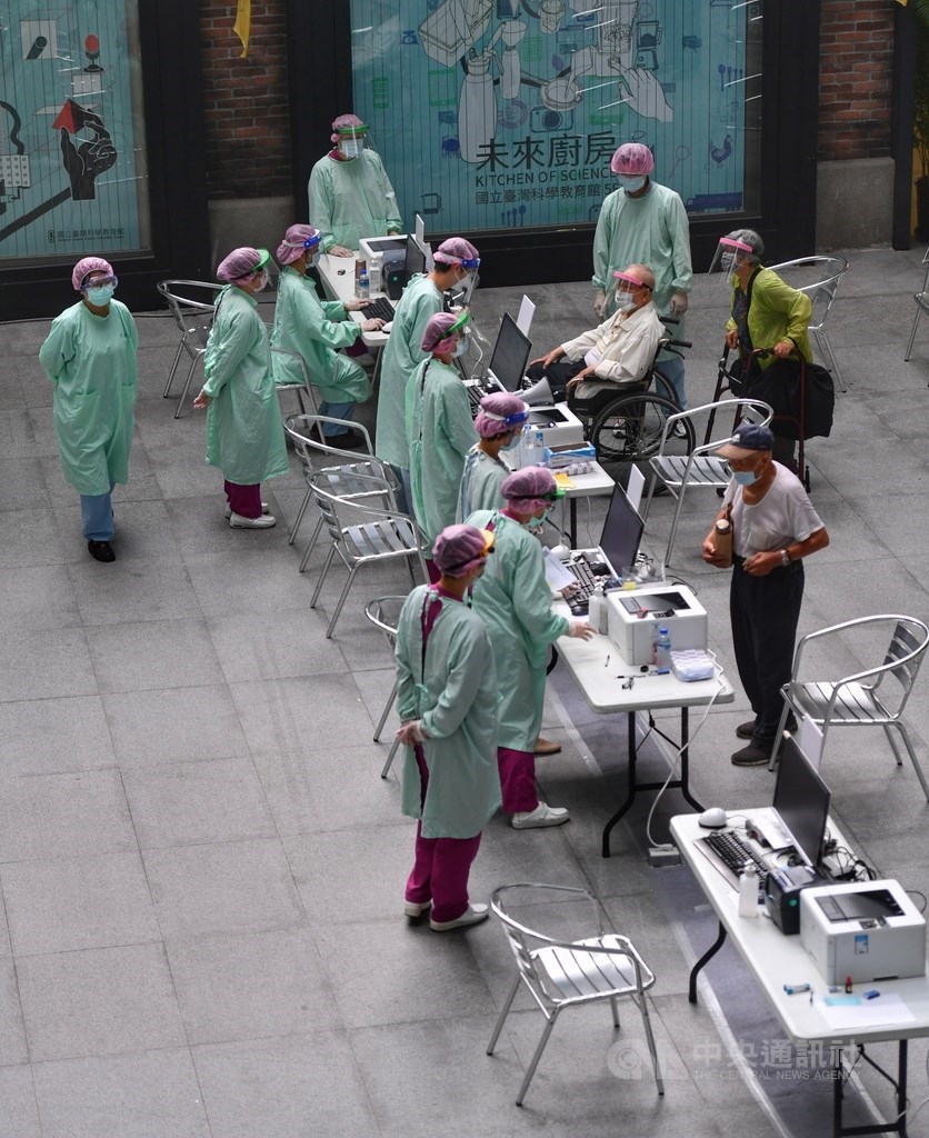 People arriving at a COVID-19 vaccination site in Taipei City on Thursday morning. CNA photo June 17, 2021
